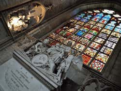 Cathédrale de Bruxelles, vitrail et tombe