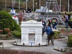 Mini-Europe, personnes qui se promènent